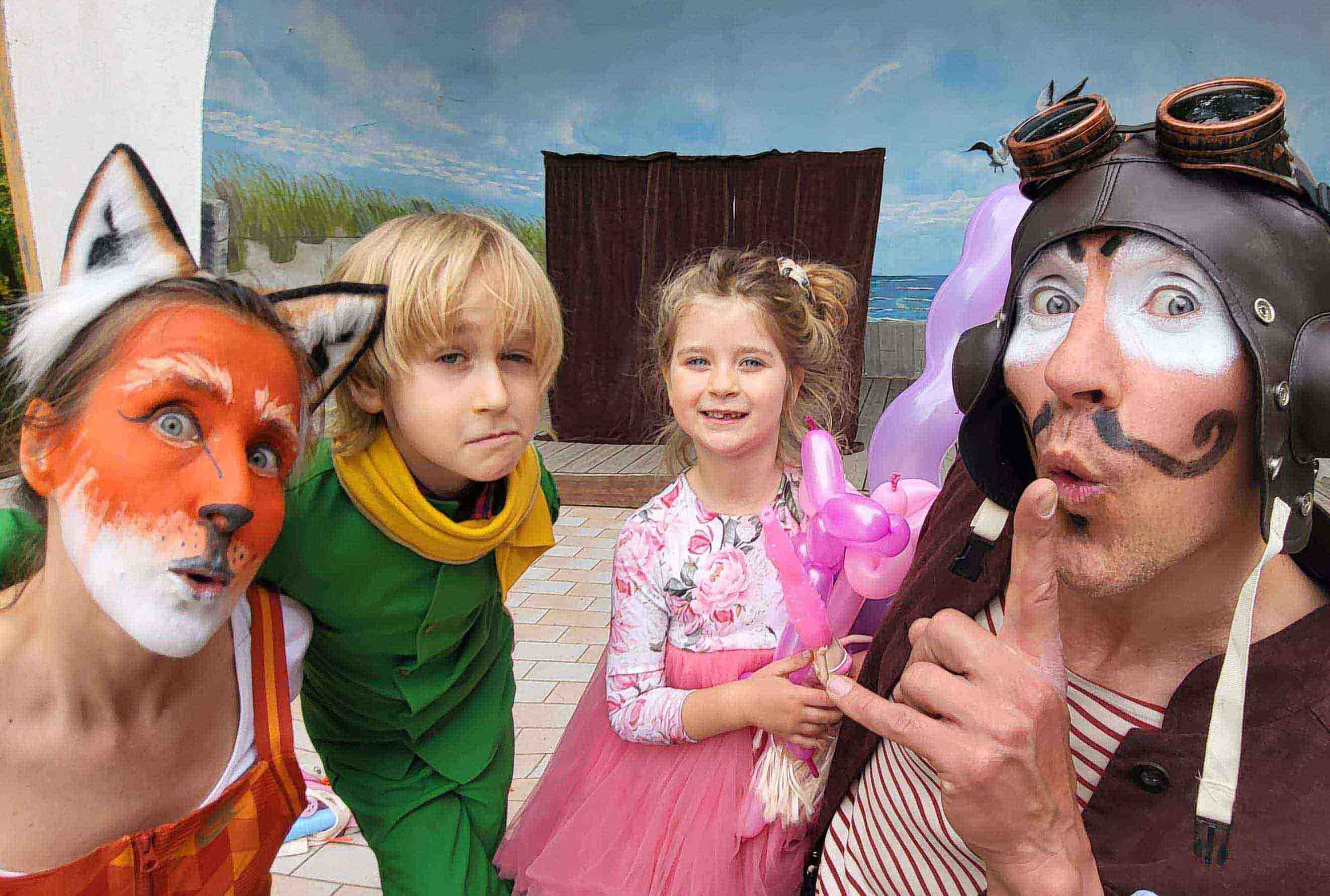 Der kleine Prinz“ neu interpretiert: Fuchs, Prinz und ein Clown-Pilot auf Tour durch Berlin und Usedom. Der kleine Prinz“ Theaterstück: Fuchs, Prinz und Clown als Pilot im Usedom.