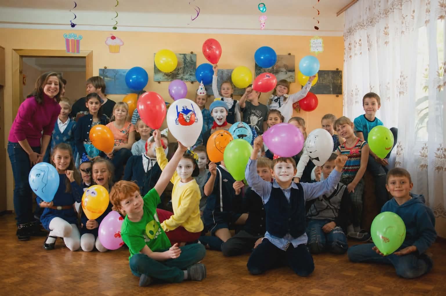 Schule beginnt. Chaos auch. Kinder beim Pantomime Workshop zur Einschulung auf Usedom.