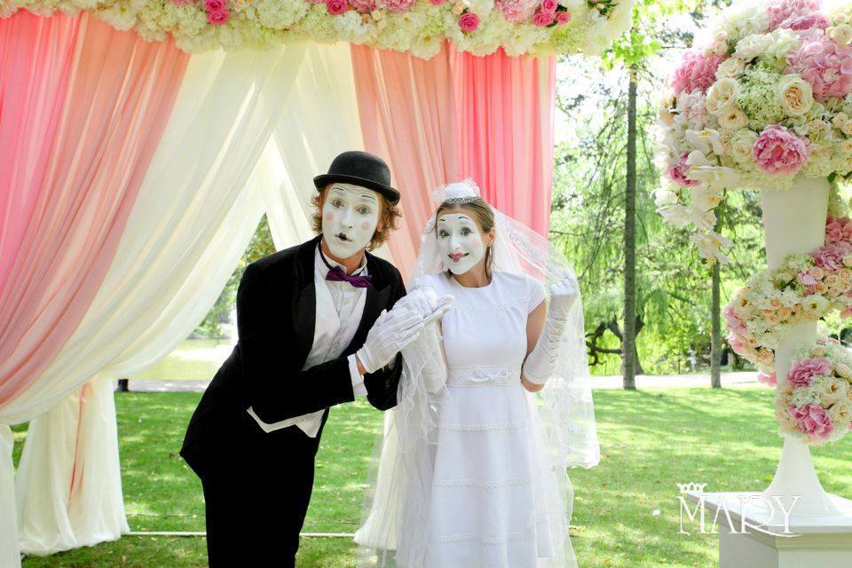 Wedding mime couple during walkact Hamburg