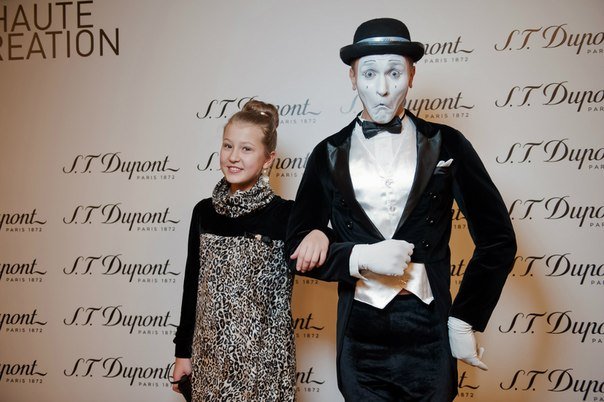  walk-act performer with child at corporate presentation Usedom