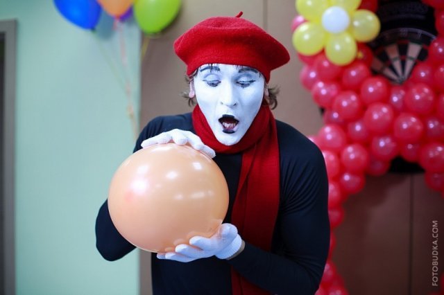 Atmosphärischer Mime Walkact mit Ballon Französischer Mime mit Luftballon Usedom