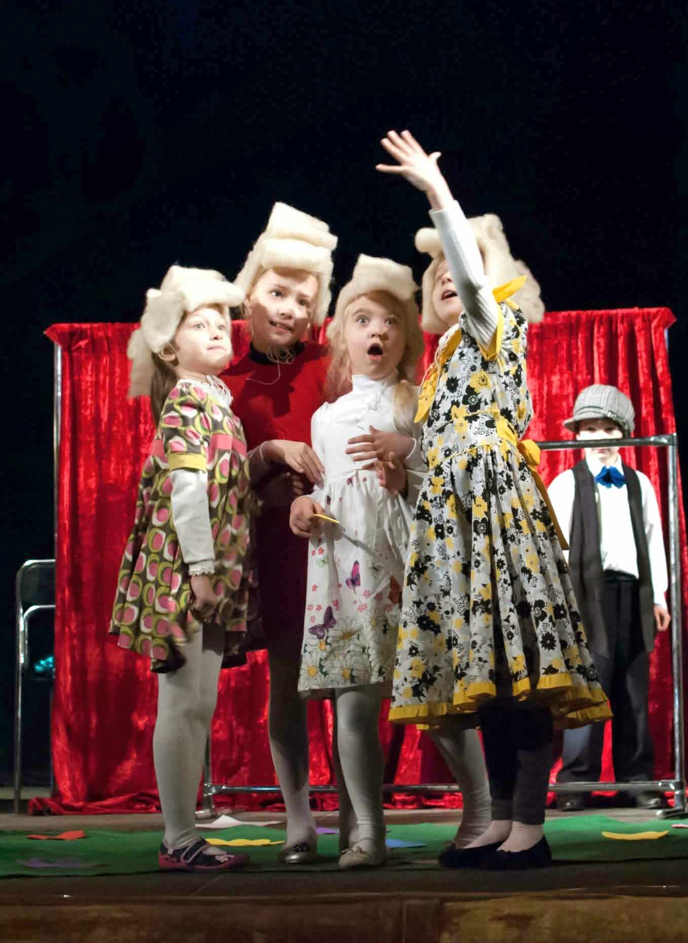 Die Herde übernimmt die Bühne. Drei Kinder aus Theaterstudio als Schafe auf Theaterbühne auf Usedom.