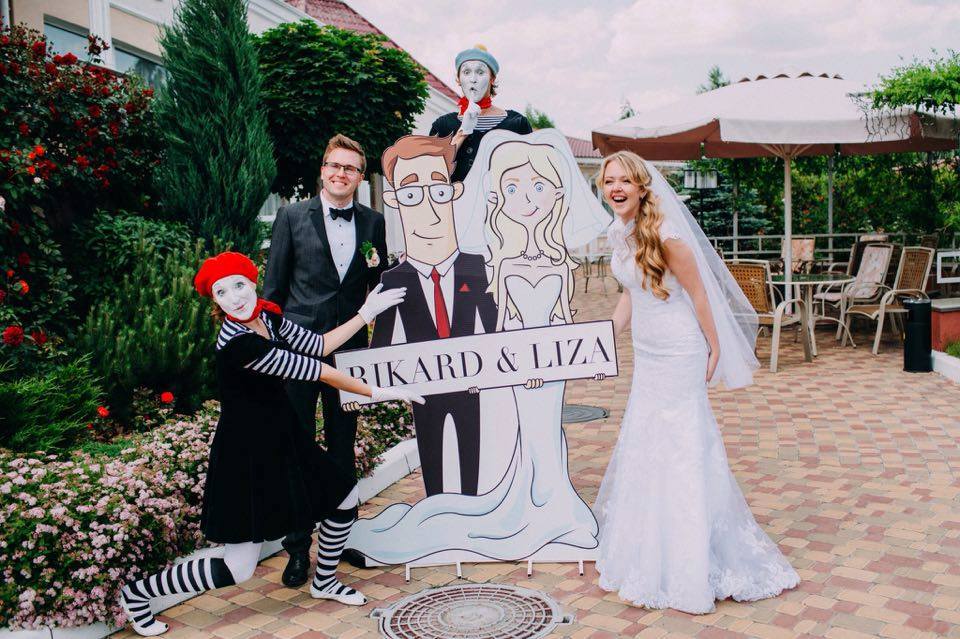 Wenn selbst die Pappversion applaudiert. Französische Mimes mit Brautpaar vor Fotowand