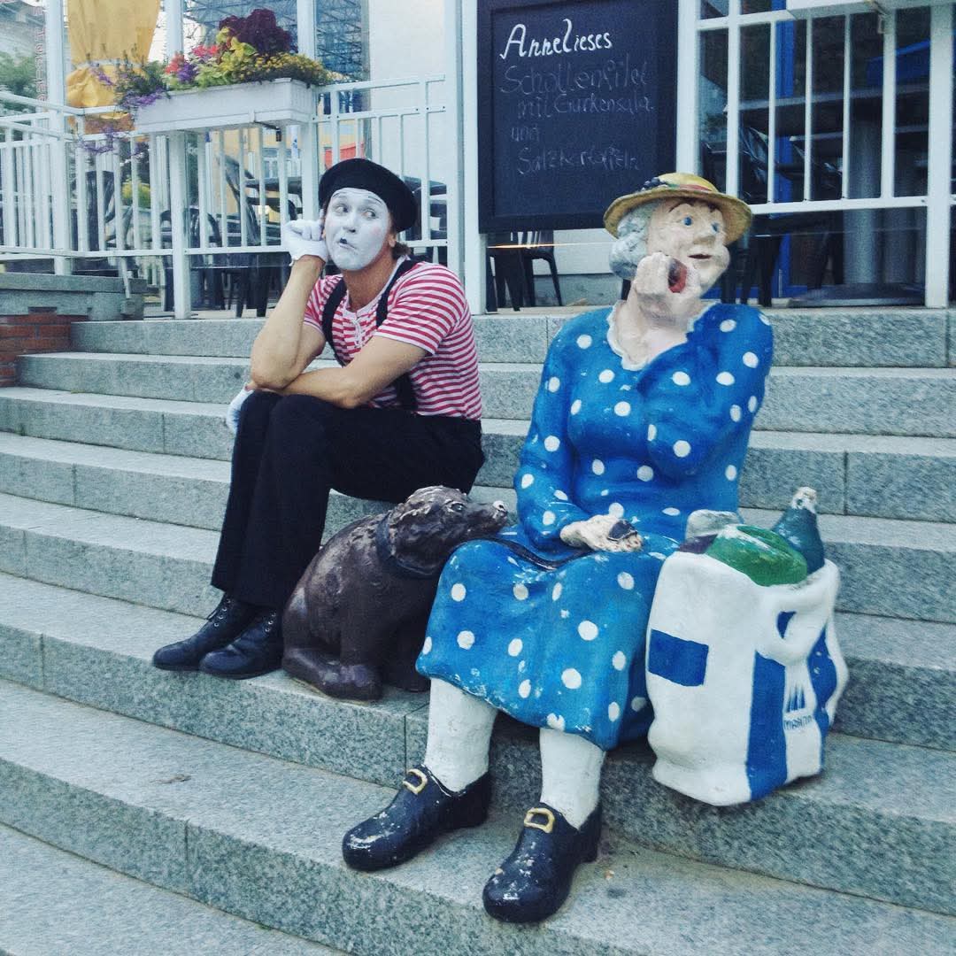 Wenn Kunst plötzlich Appetit bekommt. Pantomime-Walkact im Restaurant-Kontext mit Skulptur-Interaktion in Heringsdorf.