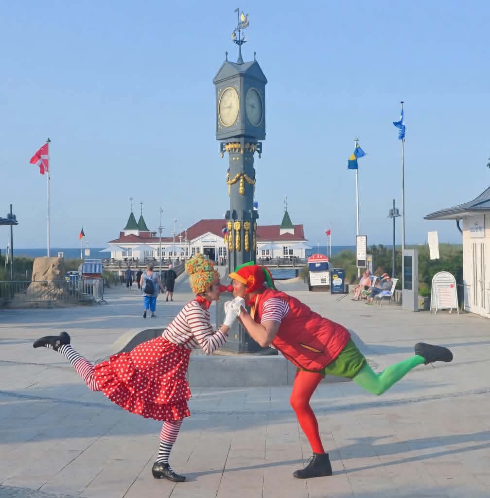 Theater-Performance: Baum und Raupe Kostüme. Bühnenshow in Hamburg, Berlin und Usedom.