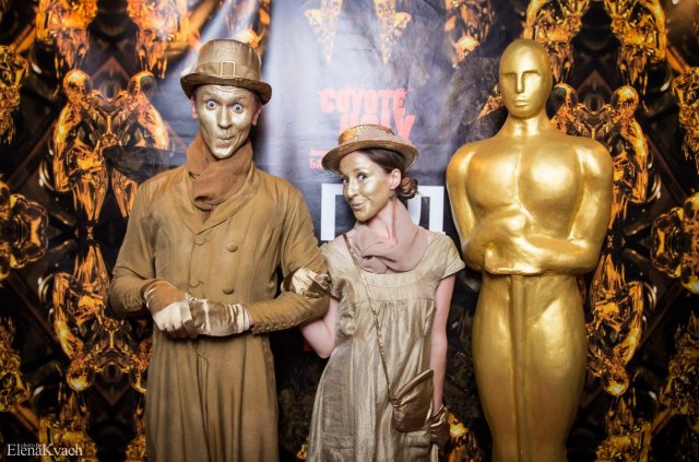 Gold hat keine Sperrstunde. Goldene Pantomime Duo bei Nachtclub Eröffnung in Berlin.