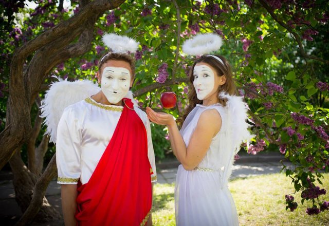 Engel haben auch Humor. Engel Pantomime-Künstler mit lustigen Grimassen im Berlin