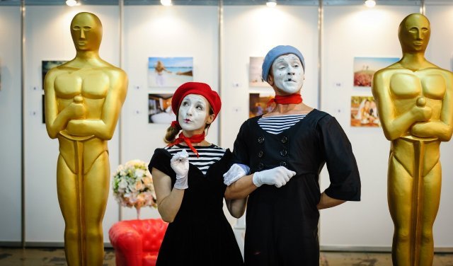 Comedy mime walkact award scene Mime duo on stage with Oscar trophies Berlin