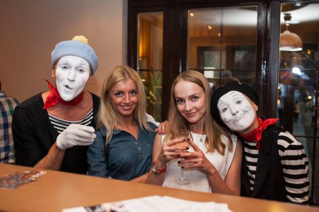 French mime couple at event dinner scene Berlin
