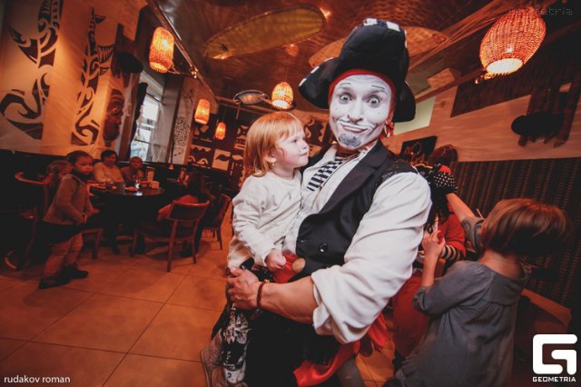 Pirate mime walkact for family events in Berlin Pirate mime holding a child at event Berlin