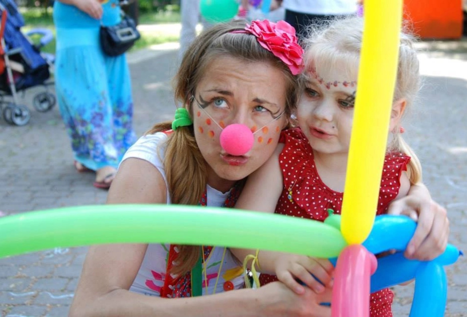 Clown mit Kind bei Kindergeburtstag – interaktive Show in Berlin, Hamburg, Usedom.
