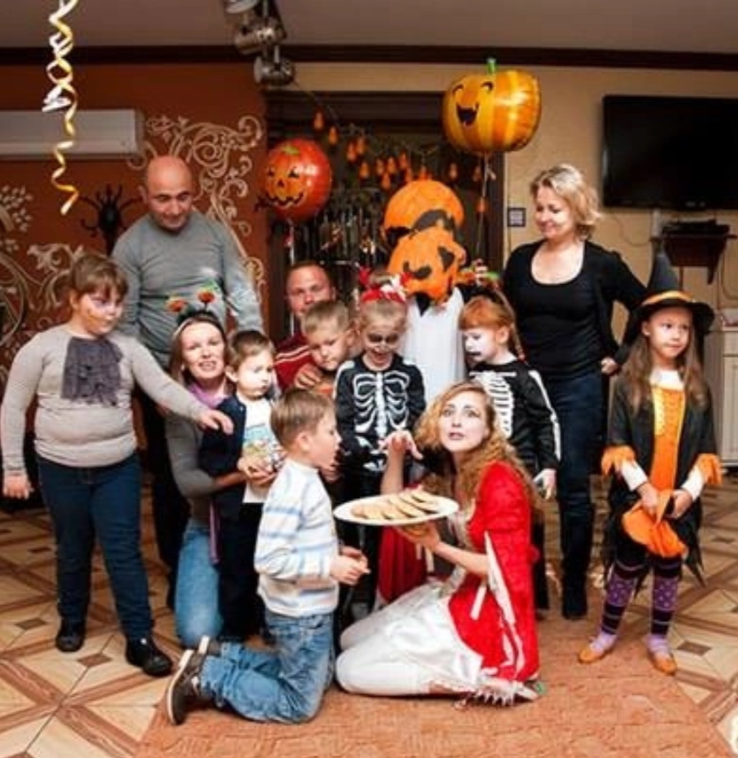 Schaurig-schöner Halloween-Spaß: Unsere Vampir-Show für Kids in Berlin & Usedom Halloween-Show: Vampirin und Kinder. Berlin, Hamburg, Usedom.
