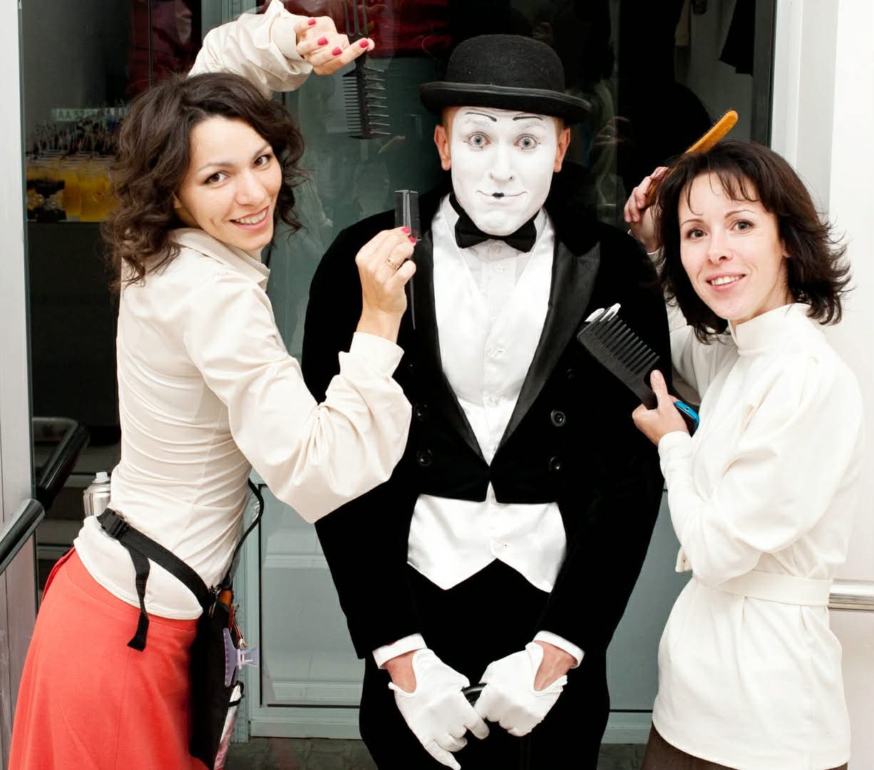 Nur die Ruhe. Es sind nur Scheren. Pantomime Walking Act im Frack bei Friseur Eröffnung mit Stylistinnen