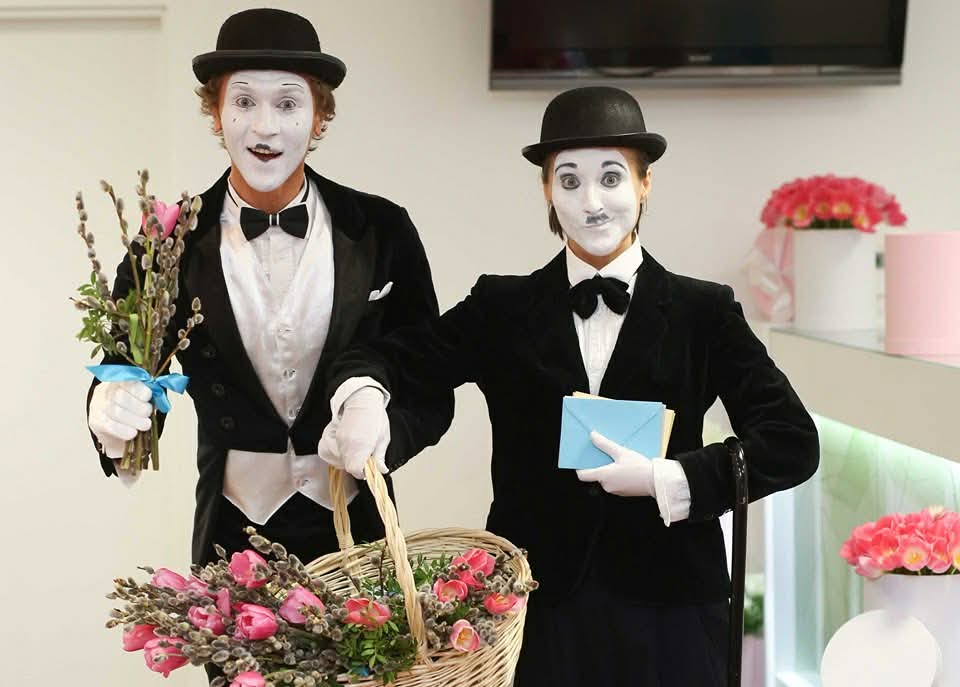 Blumen, aber mit Drama. Duo Pantomime Walkt Act im Frack mit Blumen bei Geburtstags-Event im Berlin.