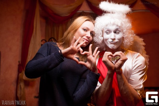Romantischer Walkact für Hochzeit in Hamburg Engel Mime Duo formt Herz mit Händen Hamburg