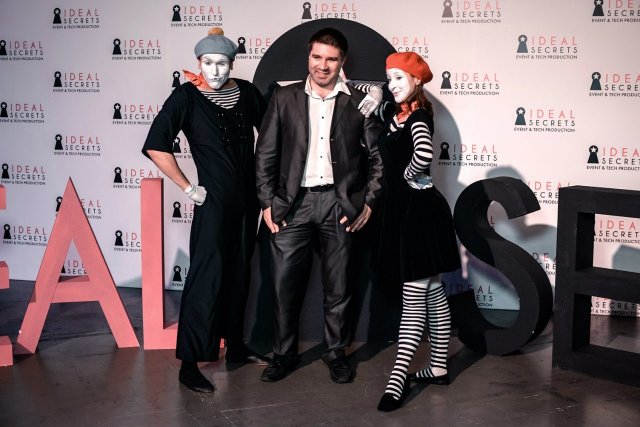 Mime Duo auf der Bühne mit Moderator im Hamburg