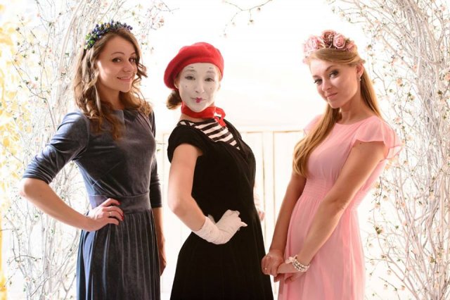 Wedding event mime walkact in Hamburg Pantomime performer with guests at wedding party Hamburg