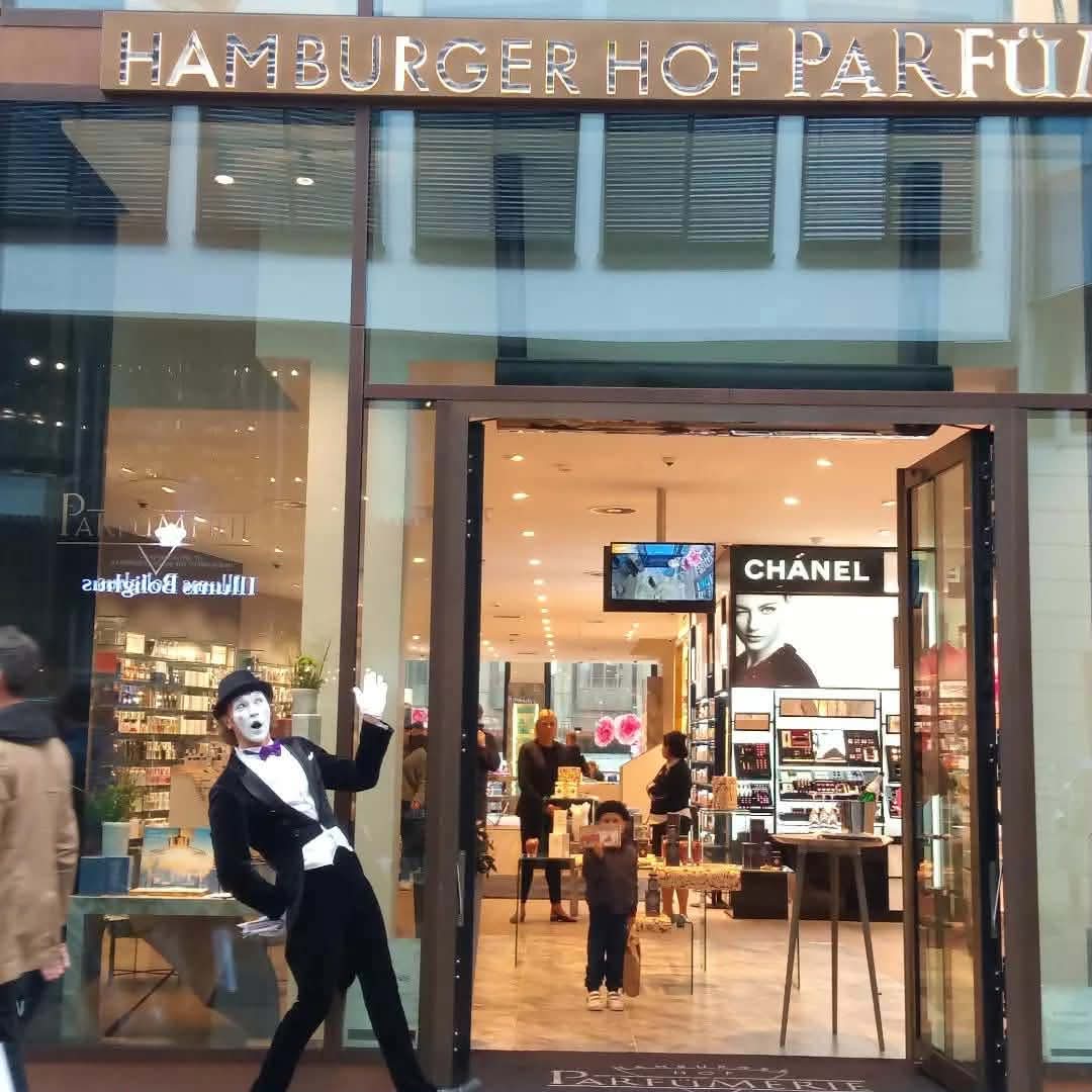 Eleganter Walkact zur Geschäftseröffnung Pantomime Walk-act bei Parfümerie Eröffnung in Hamburg