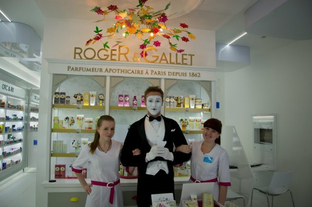 Mime performer at store opening with staff Hamburg
