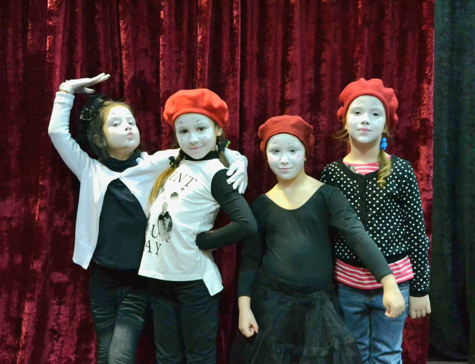 Kinder als französische Mimes im Theaterstudio in Bansin.