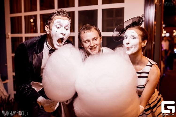 Eleganz trifft Zuckerwatte. Pantomime Duo: Walking Act mit Kellner und Zuckerwatte