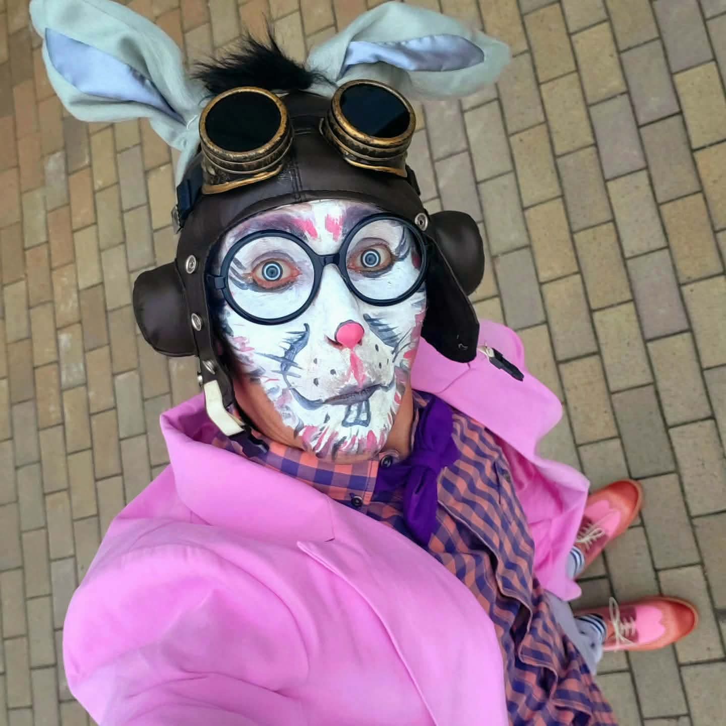 Pantomime-Künstler im Hasenkostüm beim Oster-Walkact im Hamburg.