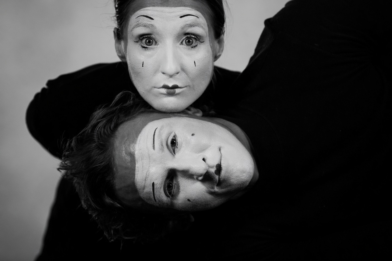 Modernes Pantomime-Duo, Fokus auf Mimik, Schwarz-Weiß-Ästhetik Pantomime-Künstler für Events in Berlin, Hamburg und Usedom – Ausdrucksstarke Bühnenkunst.