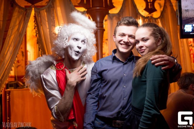 Engel Mime beobachtet umarmendes Paar im Usedom
