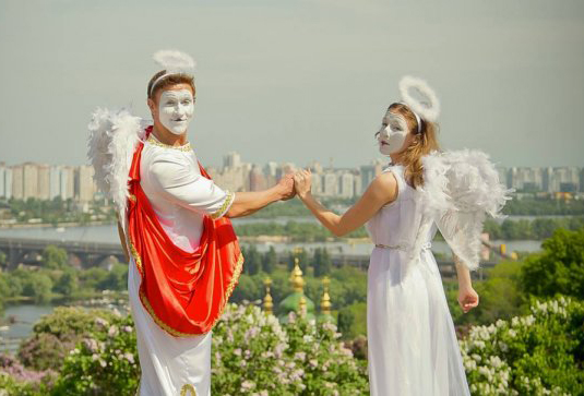 Atmosphärischer Engel Walkact auf Usedom Engel Mime Duo mit Stadtblick auf Usedom