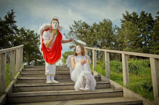 Engel Mime Duo auf Treppe mit Seifenblasen auf Usedom