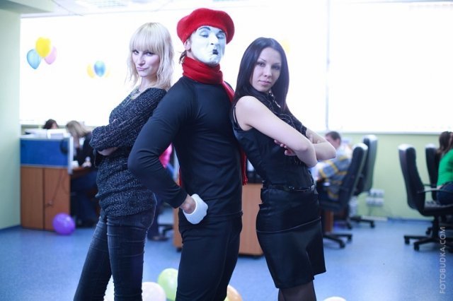 Mime Künstler mit zwei Frauen in komischer Pose auf Usedom