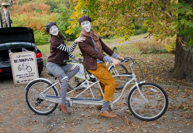 Retro Pantomime Duo auf Tandem Fahrrad im Usedom