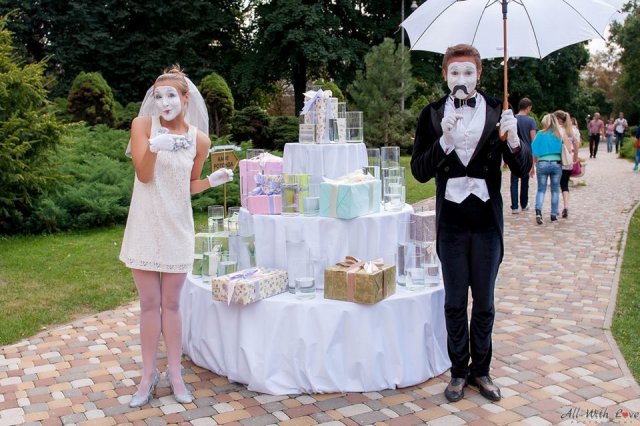 Mime walkact with elegant wedding couple.