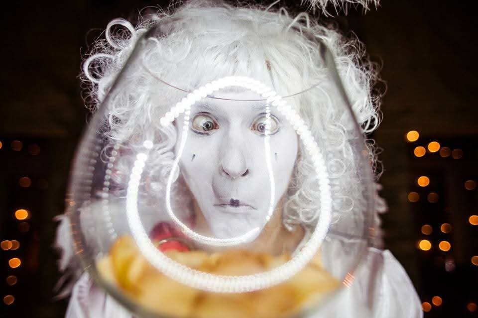 Liebe im Glas. Und ein bisschen Hunger. Pantomime Engel - Walk Act Mime schaut in Keks-Aquarium mit Wünschen im Hamburg