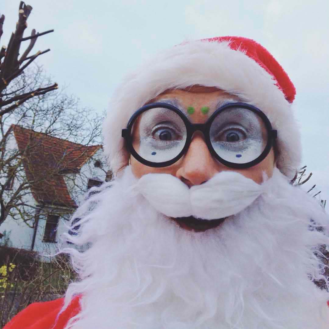 Zeit für Ho-Ho-Ho. Weihnachtsmann Walkact bei Winterveranstaltung im Berlin