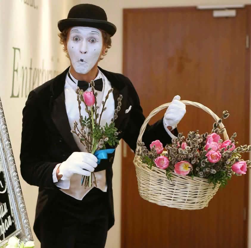 Charmanter Walkact zum 8. März Pantomime-Künstler mit Blumenkorb zum Weltfrauentag